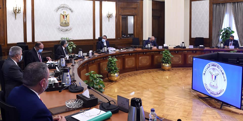 رئيس الوزراء يتابع خطوات إنشاء محطات تحلية مياه البحر