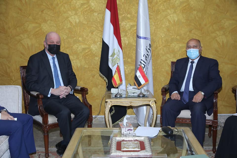 وزير النقل يبحث مع السفير الإسبانى موقف المشروعات المشتركة الجارى تنفيذها