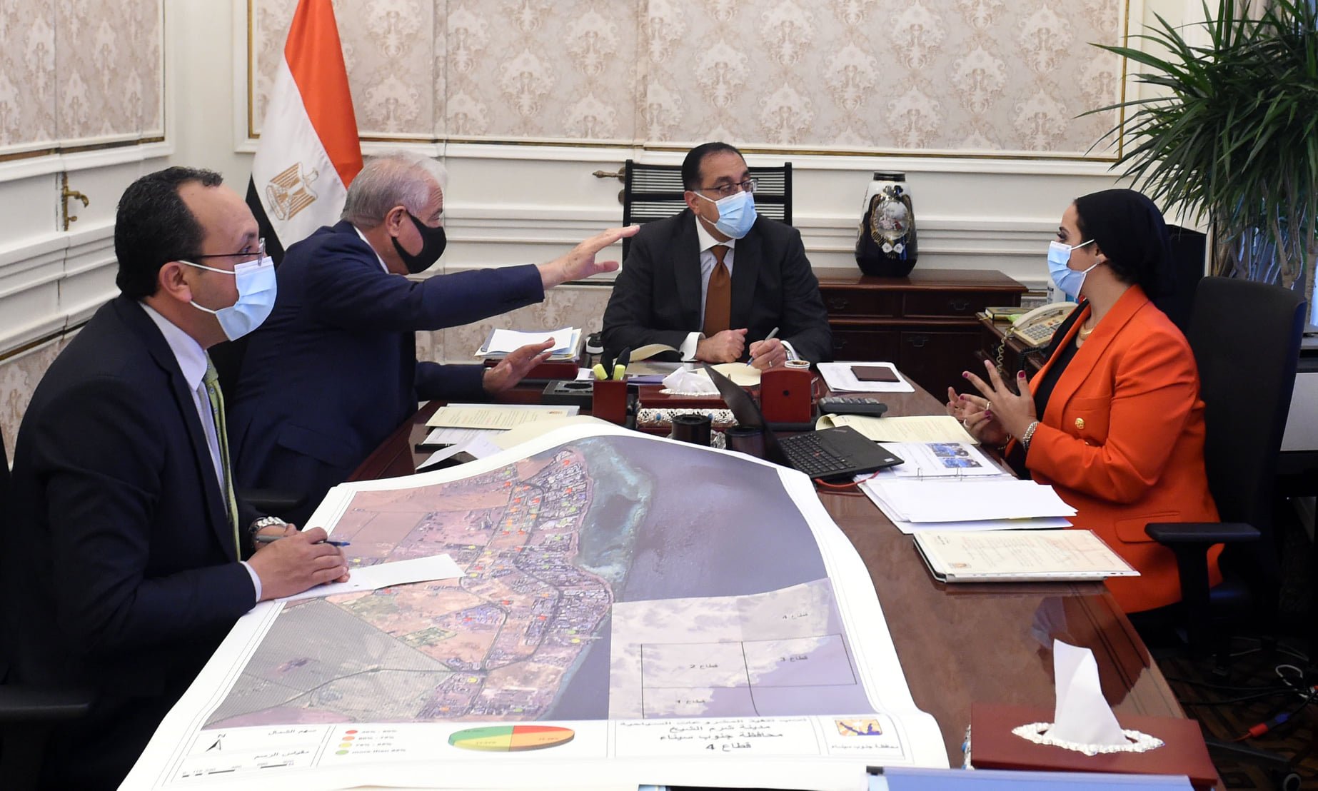 رئيس الوزراء يتابع استعدادات مؤتمر "COP27" وتنفيذ 3 محطات طاقة شمسية بـ"شرم الشيخ"