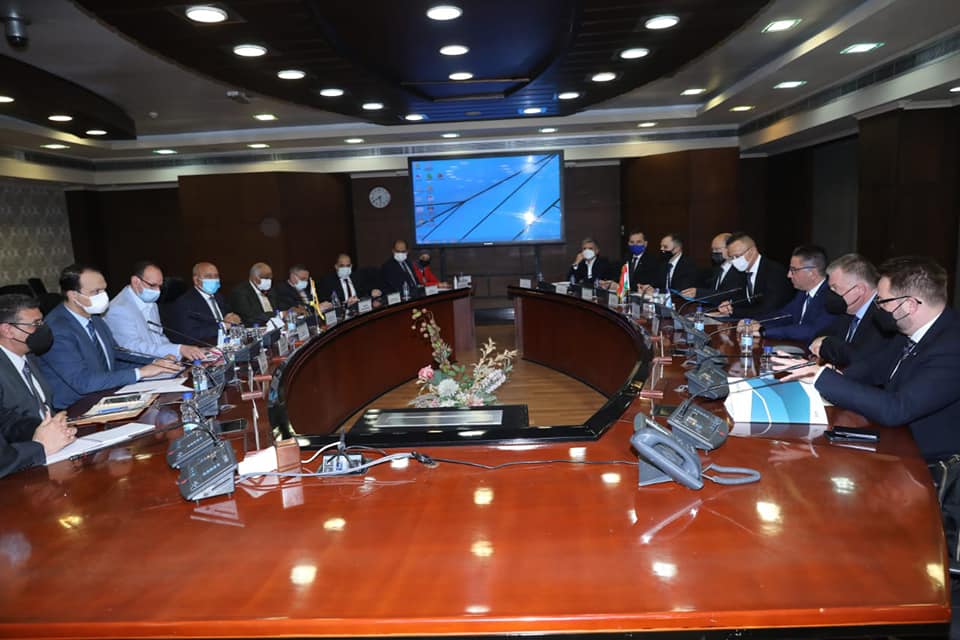 "النقل" تبحث مع "المجر" إنشاء مصنع لعربات السكك الحديدية فى مصر