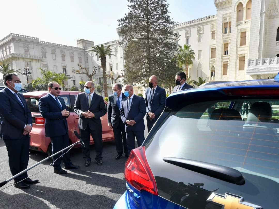 الرئيس السيسي يوجه بتعزيز التعاون مع القطاع الخاص لتوطين صناعة السيارات الكهربائية في مصر