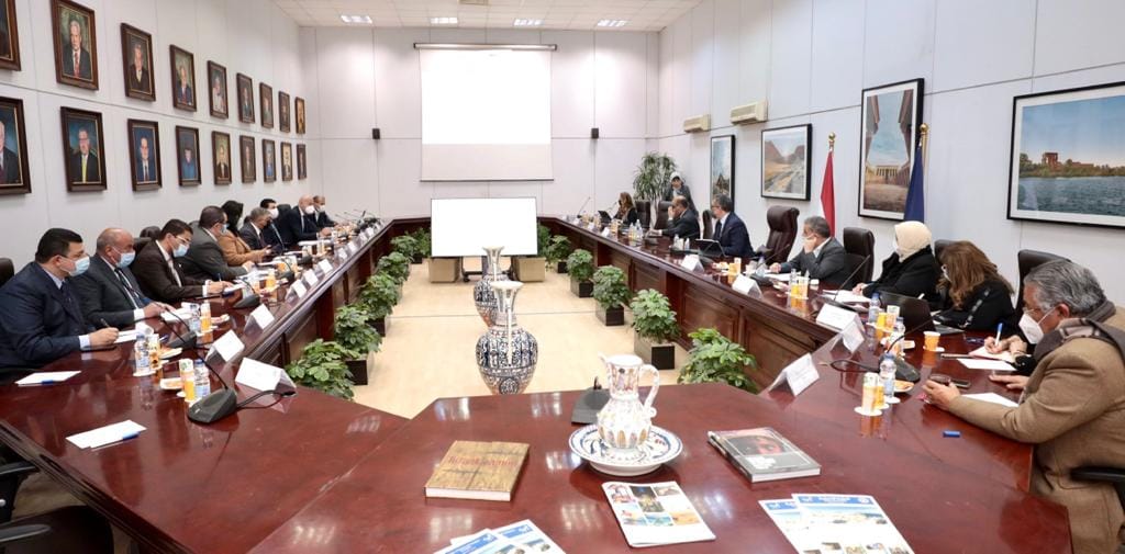 وزير السياحة يعقد اجتماعًا لمناقشة تداعيات الأزمة الروسية الأوكرانية على القطاع بمصر