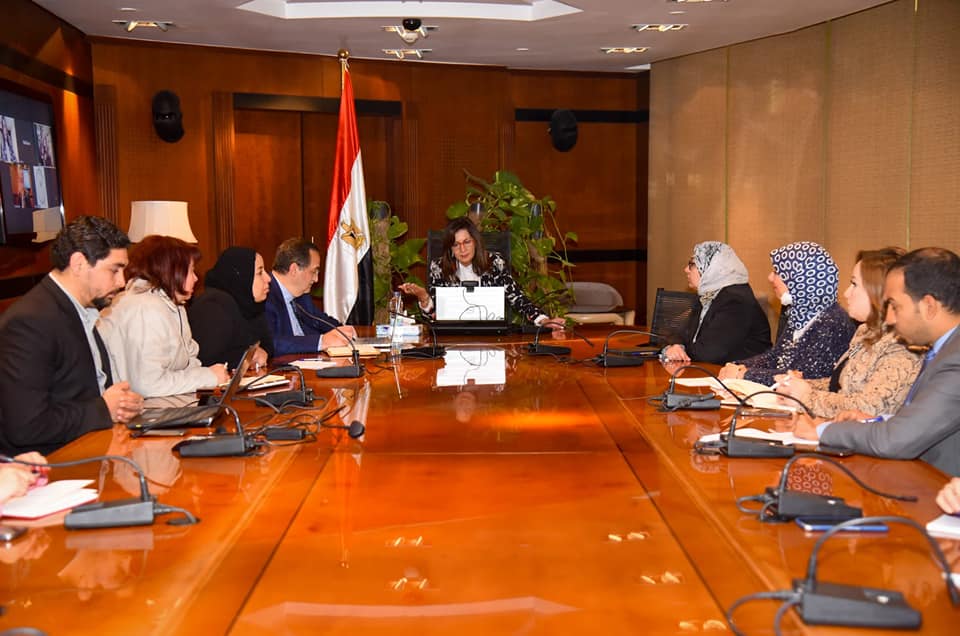 وزيرة الهجرة تتابع إجلاء مصريين من “كييف” بحافلات