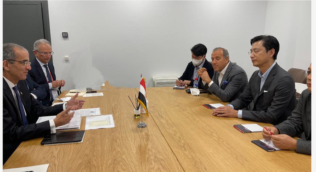 وزير الاتصالات يناقش مع “سامسونج” العالمية زيادة استثمارات الشركة فى مصر