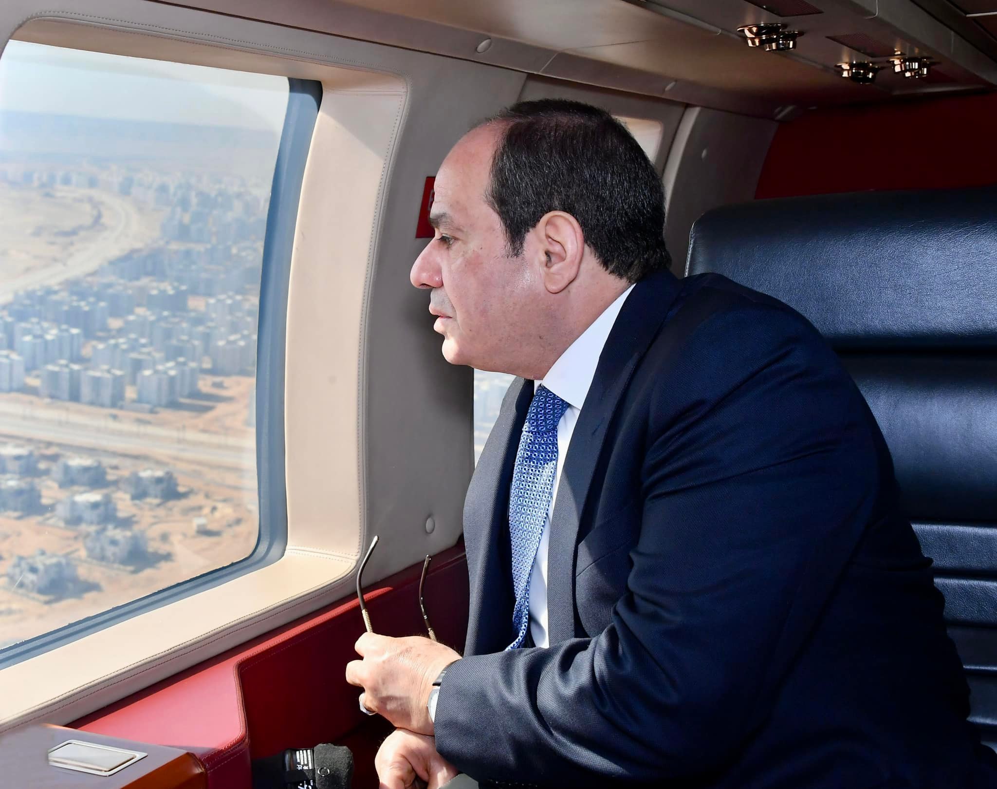 الرئيس السيسي يتفقد جوا الموقف التنفيذي للعاصمة الإدارية الجديدة