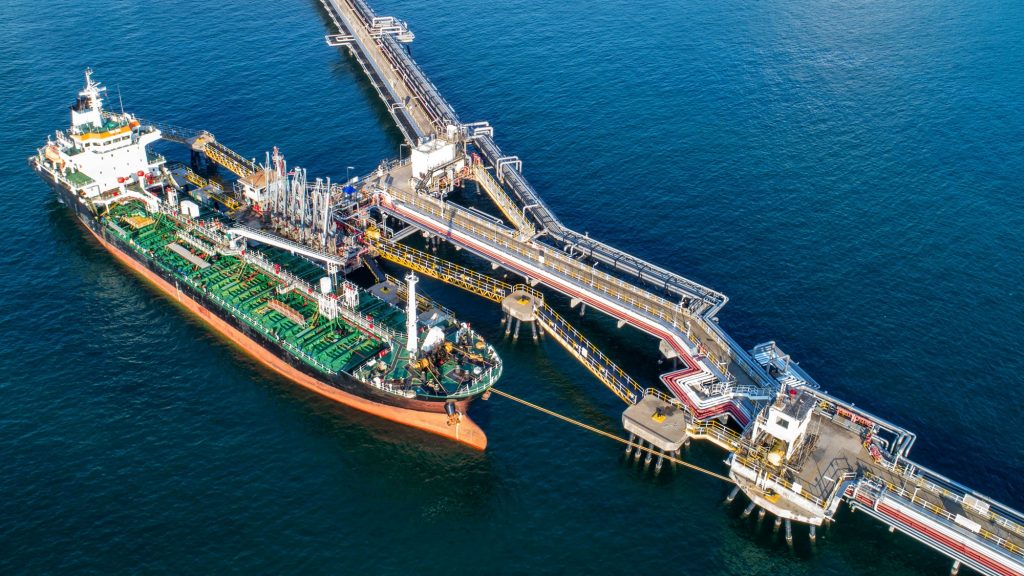 الشحن البحرى ل النفط