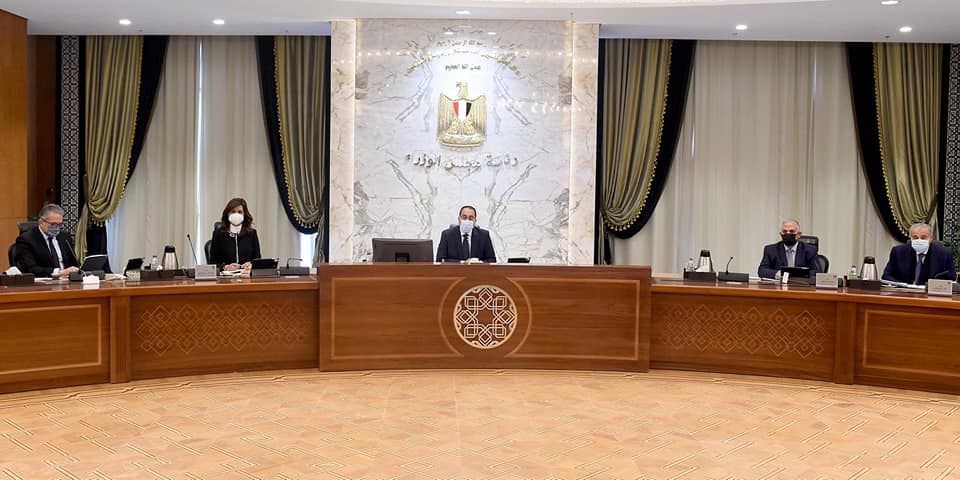 رئيس الوزراء: الحكومة تعمل على تأمين توافر السلع الأساسية بالأسواق