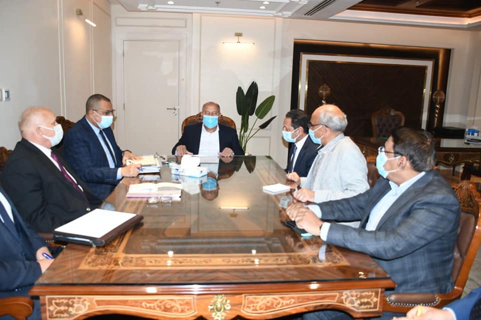 وزير النقل يتابع مع رئيس “الطرق والكبارى” موقف عدد من المشروعات الجاري تنفيذها