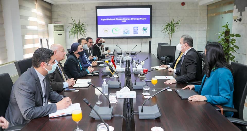 مصر تبحث التعاون مع صندوق المناخ الأخضر قبل قمة شرم الشيخ