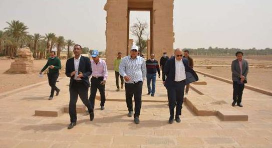 محافظ الوادي الجديد وسفير الفلبين يتفقدان أهم المشروعات التنموية والمواقع السياحية بالخارجة