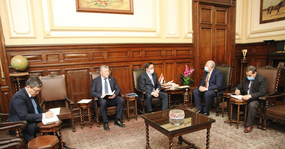 وزير الزراعة يبحث مع سفير كازاخستان تعزيز التعاون المشترك