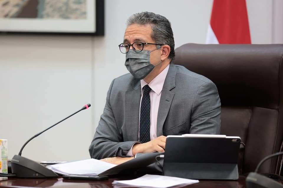 وزير السياحة والآثار يبحث مع عدد من قيادات الوزارة الوضع السياحى الراهن