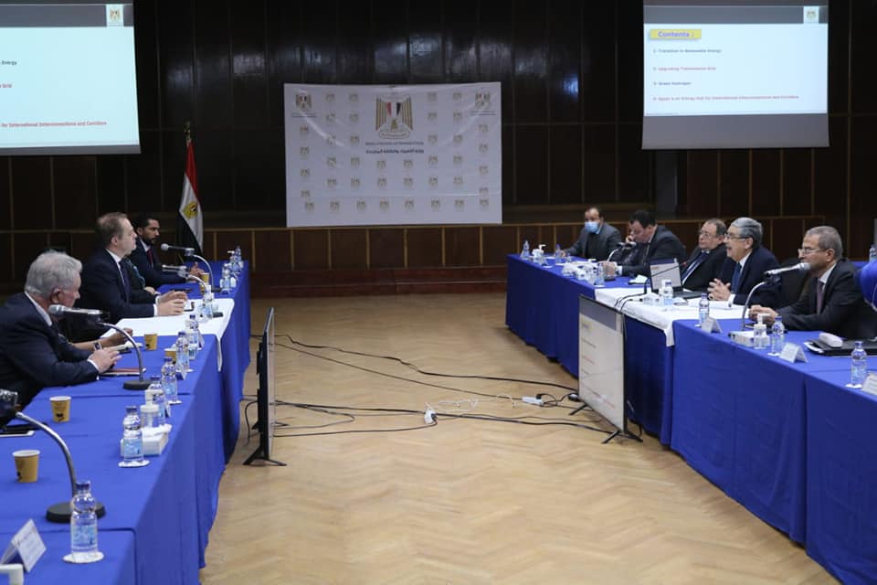 وزير الكهرباء يبحث مع وفد رجال أعمال بريطانى فرص الاستثمار فى قطاع الطاقة