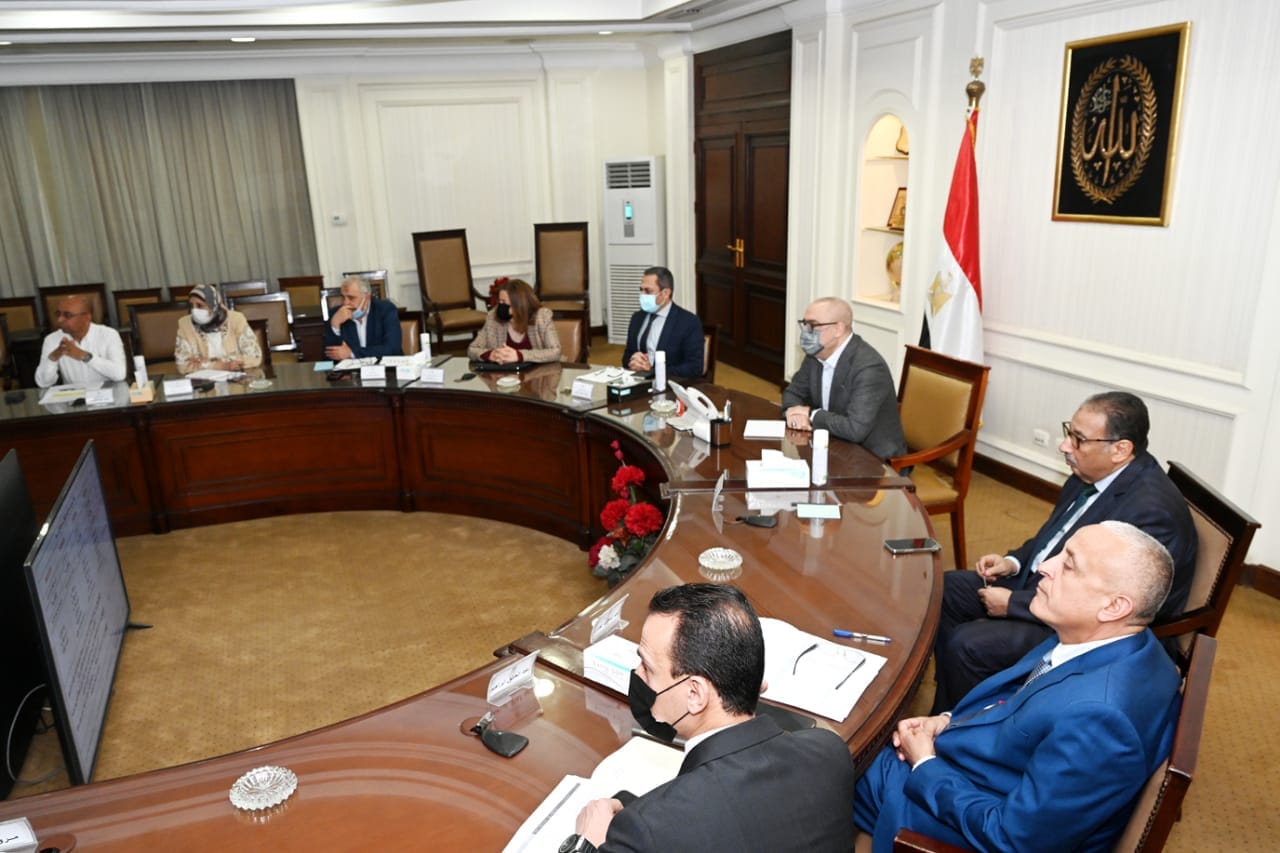 وزير الإسكان يتابع تنفيذ وحدات "سكن لكل المصريين" بمدينتى أكتوبر والعبور الجديدتين