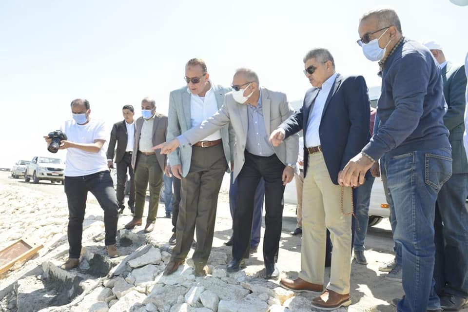 رئيس “قناة السويس” يتابع بدء استزراع أسماك الدنيس والبلطى بإجمالى 3.5 مليون سمكة