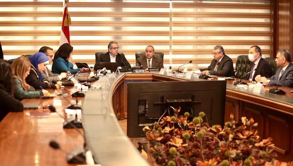الحكومة تبحث آليات تنشيط الحركة السياحية والجوية الوافدة إلى مصر