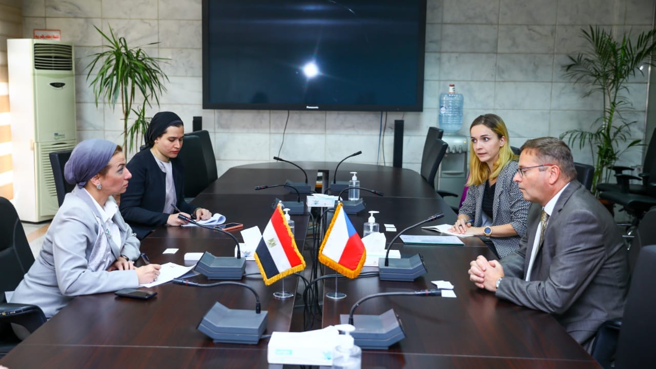 وزيرة البيئة تبحث مع سفير التشيك التعاون بين البلدين خلال مؤتمر المناخ
