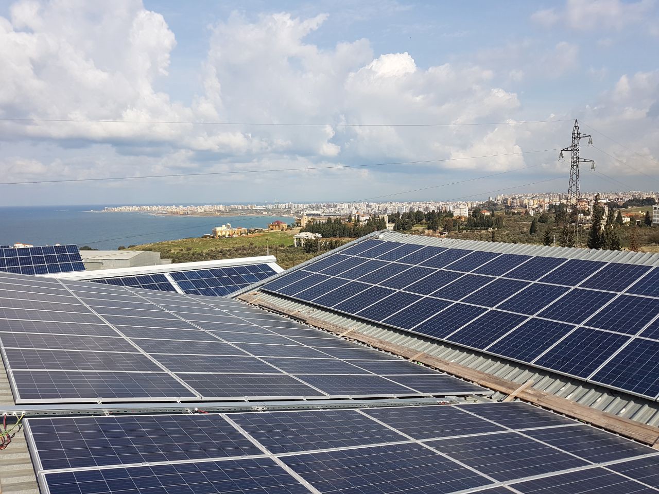 "لبنان" يمنح تراخيص لـ11 مشروعا للطاقة الشمسية