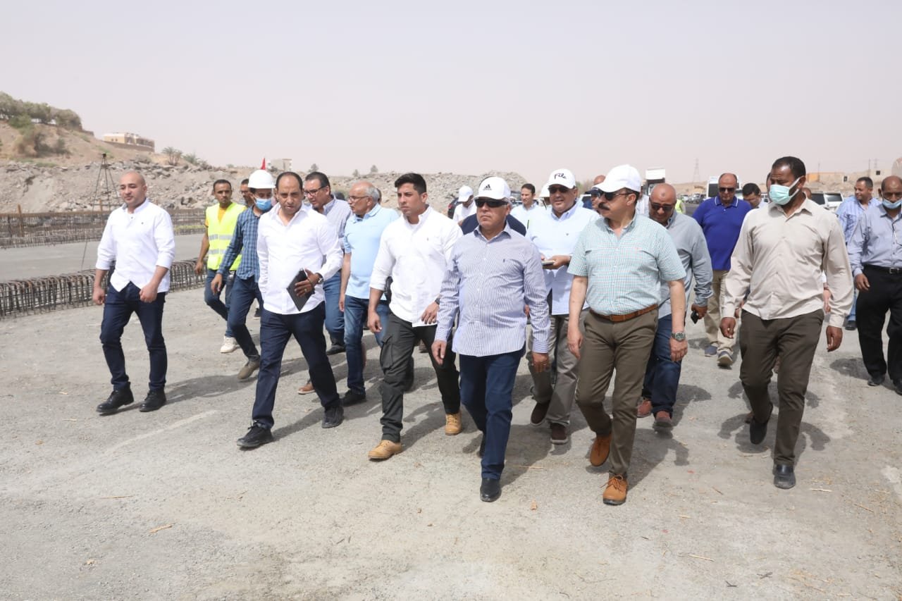 وزير النقل يتفقد المرحلة الثالثة من مشروع تطوير طريق الصعيد الغربى