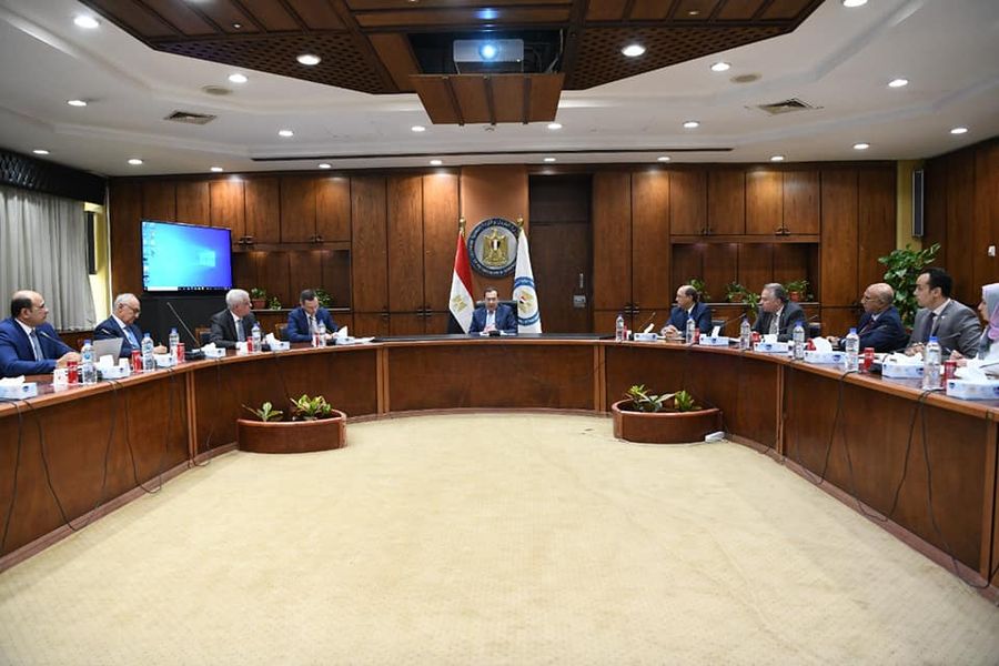 وزير البترول يتابع الموقف التنفيذي لمشروعات التكرير الجديدة بالإسكندرية وأسيوط