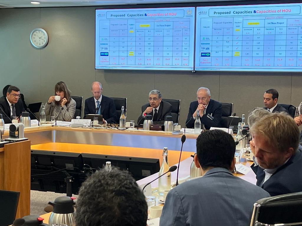 وزير الكهرباء ورئيسا اقتصادية قناة السويس والصندوق السيادي يلتقون ممثلي شركات الهيدروجين الأخضر