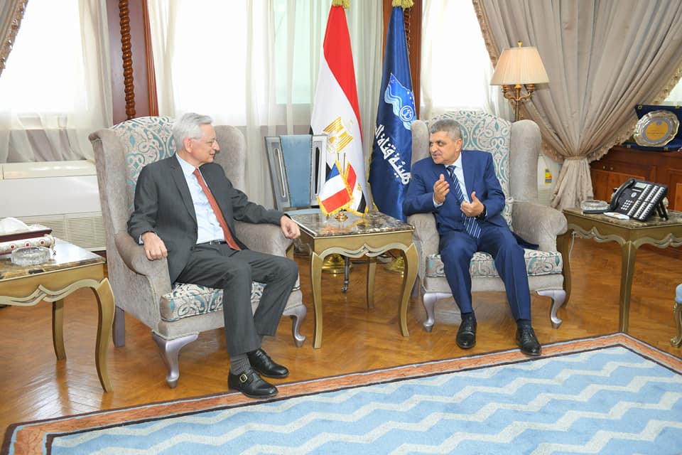 رئيس قناة السويس يبحث سبل التعاون مع السفير الفرنسي