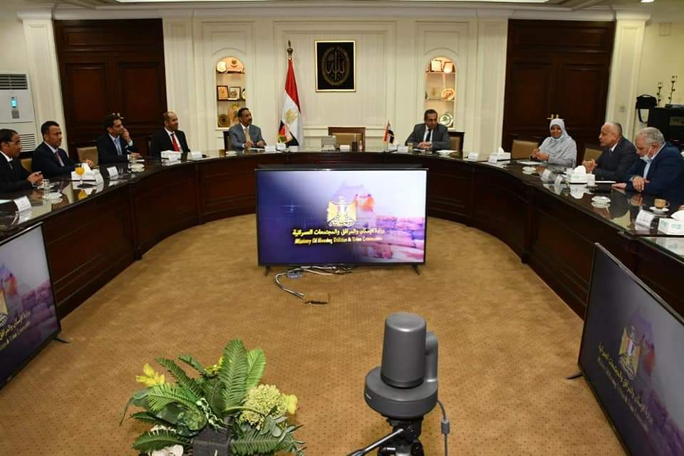 وزير الإسكان يعرض على مسئولين بسلطنة عمان التجربة العمرانية فى عهد الرئيس السيسى