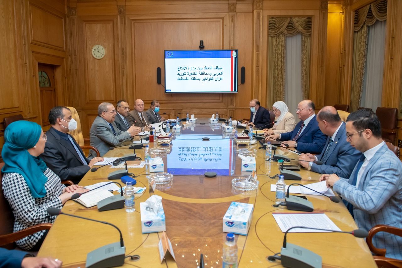 وزير الإنتاج الحربي يبحث مع محافظ القاهرة تطوير قرية الفواخير