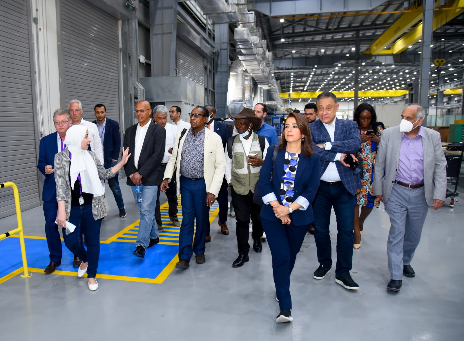 وفد من المشاركين بمؤتمر “مصر تستطيع بالصناعة” يزور مصانع بمنطقة “السخنة” المتكاملة
