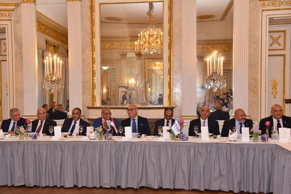 وزير الإسكان يعرض على شركات عالمية خطة مصر لتوطين صناعات مياه الشرب والصرف