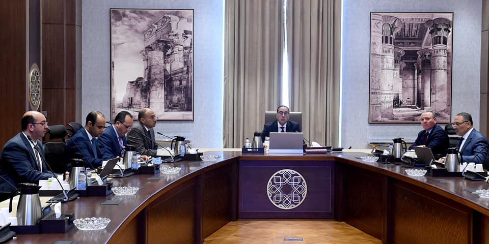 رئيس الوزراء يؤكد ضرورة بذل أقصى الجهود لتوفير الأراضي الجاهزة لإقامة محطات تحلية مياه
