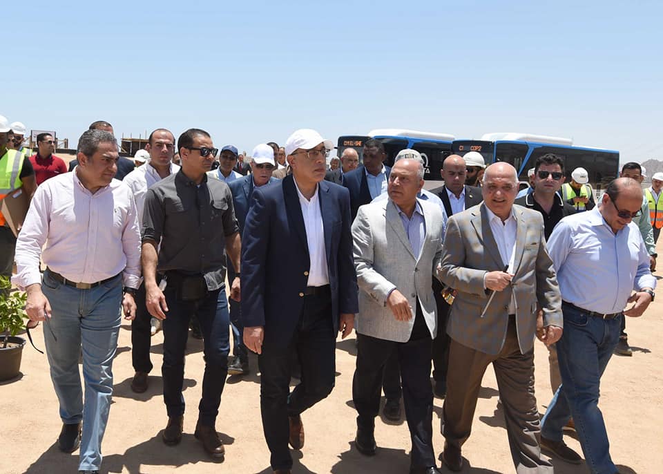 رئيس الوزراء يتفقد محطات شحن الأتوبيسات بالكهرباء فى شرم الشيخ