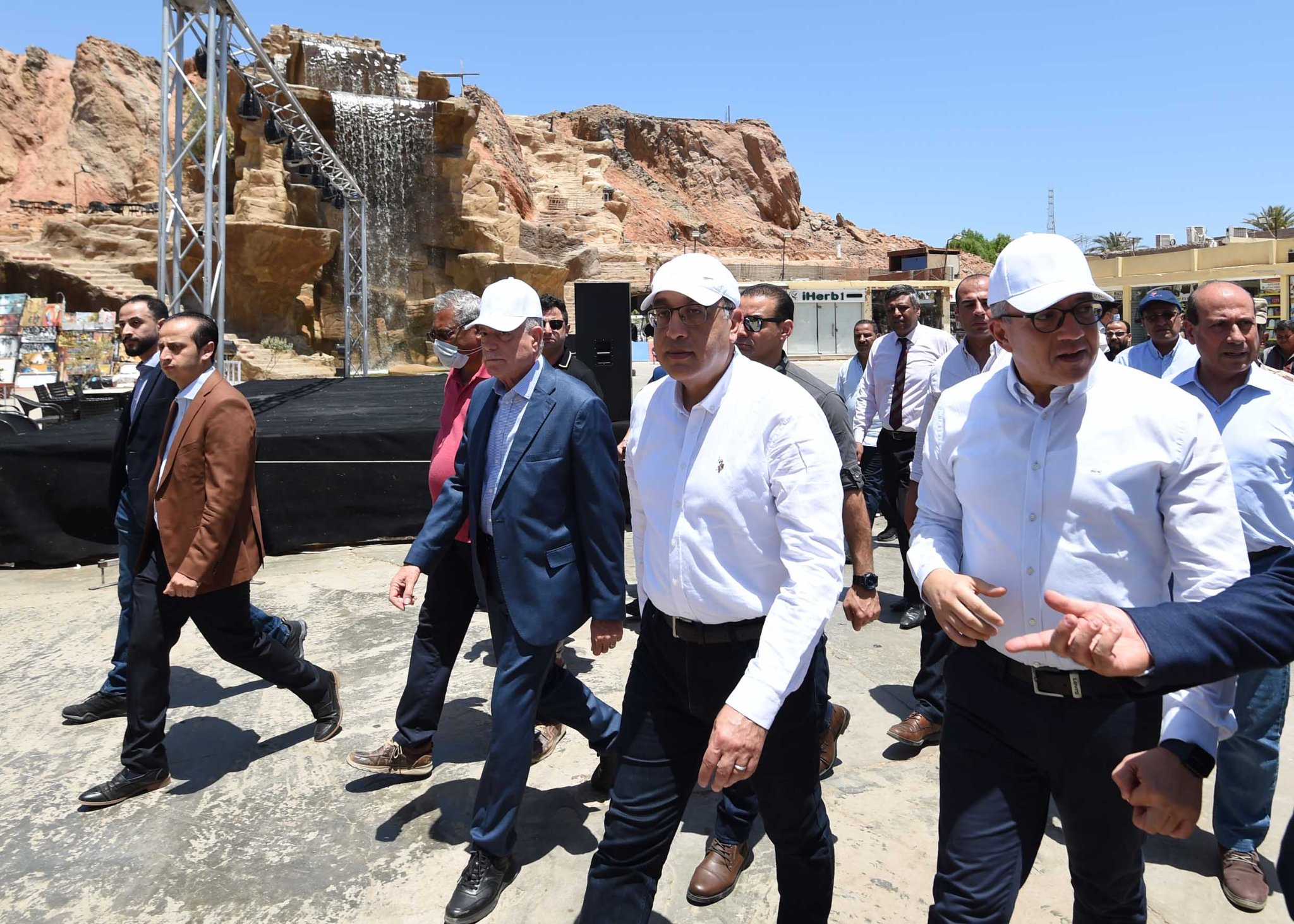 رئيس الوزراء يتفقد أعمال تطوير السوق التجاري القديم بمدينة شرم الشيخ