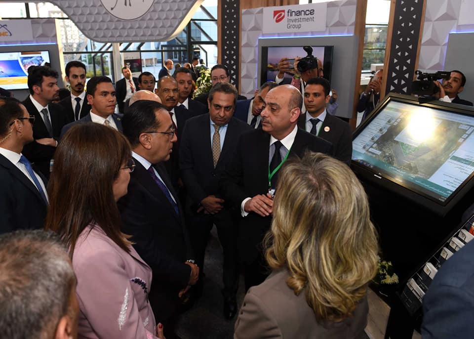 رئيس الوزراء يتفقد معرض الأعمال الخاص فى شرم الشيخ