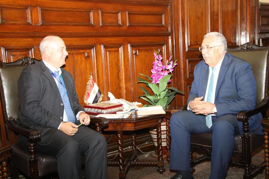 وزير الزراعة يبحث مع مسئول بالبنك الأوروبي للاستثمار المشروعات المستقبلية المشتركة