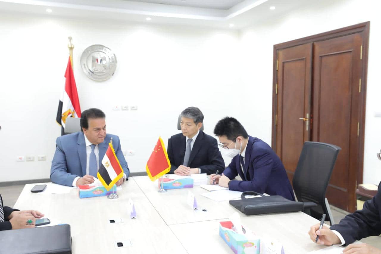 “عبد الغفار” يبحث مع السفير الصيني توطين صناعة اللقاحات في مصر