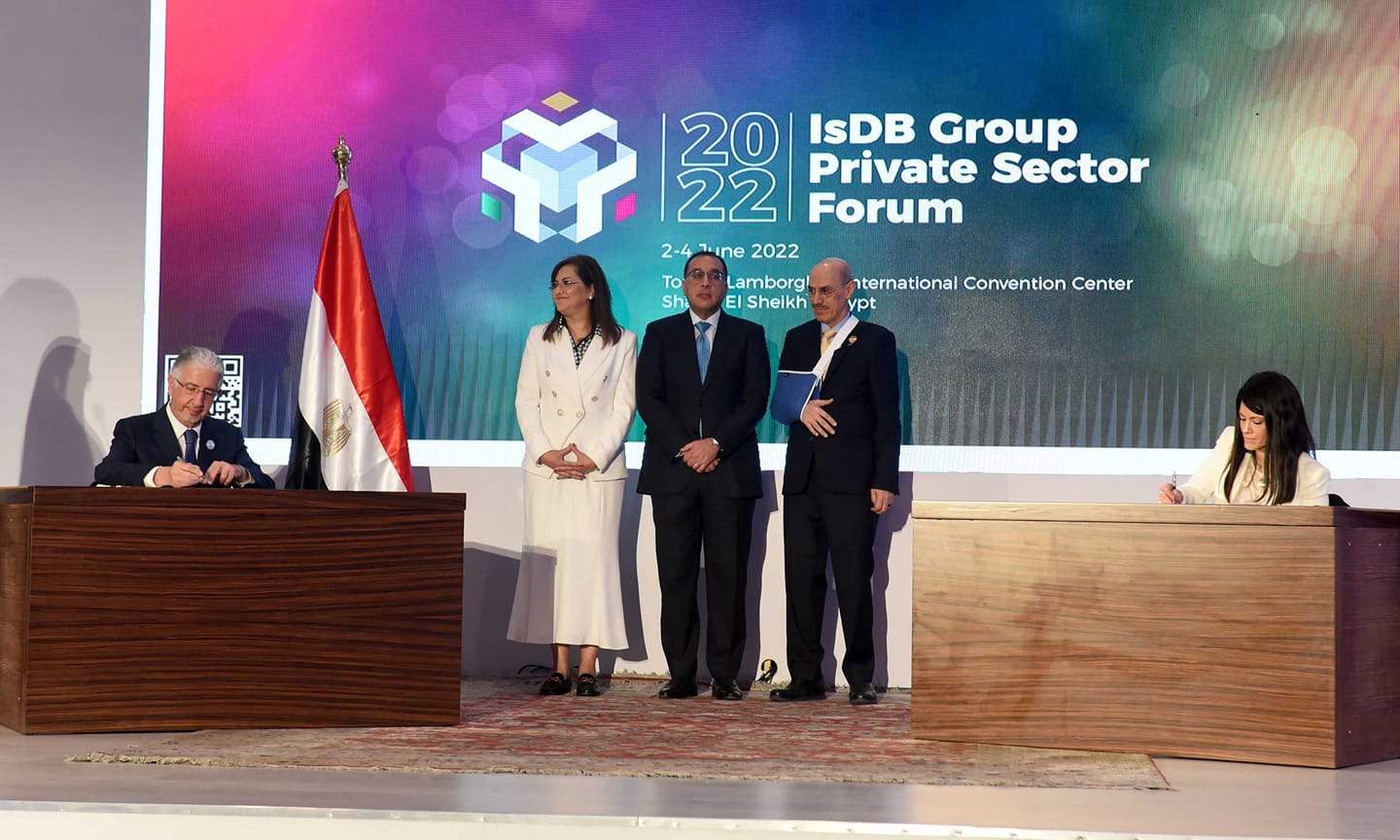 توقيع الاتفاقية الاطارية المعدلة لتمويل استيراد السلع الأساسية بين “التعاون الدولي” والمؤسسة الإسلامية لتمويل التجارة