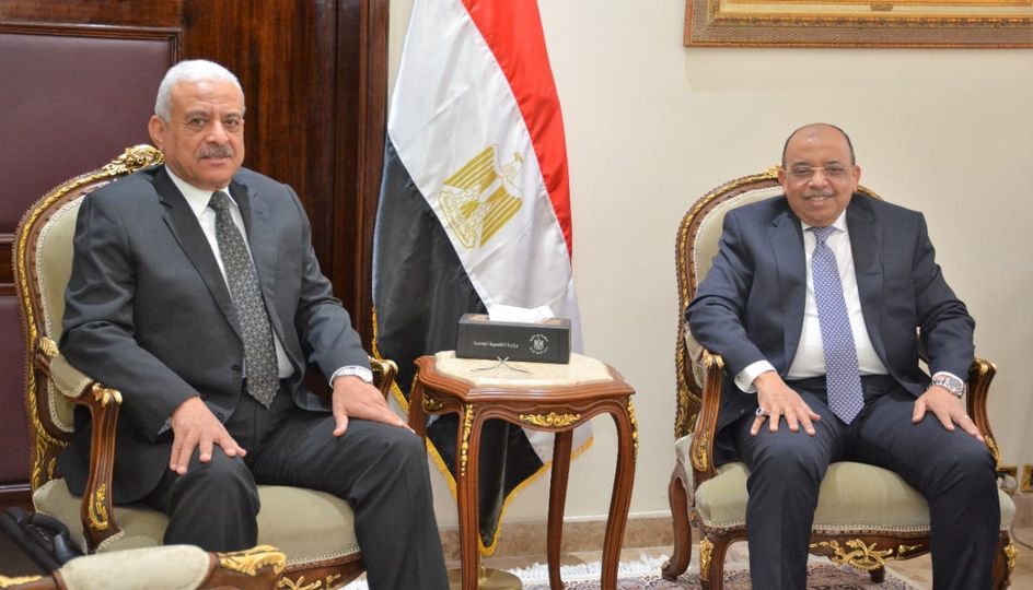 وزير التنمية المحلية يؤكد أهمية الالتزام بالجدول الزمني للانتهاء من المشروعات في السويس