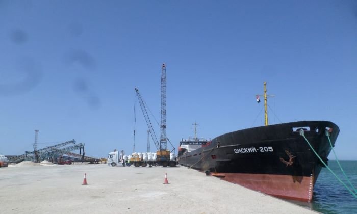 شحن 6100 طن أسمنت أبيض إلى المغرب عبر ميناء العريش