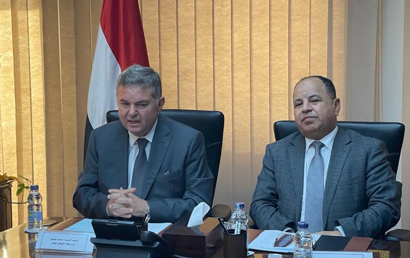 وزيرا قطاع الأعمال والمالية يوقعان بروتوكولا لتسوية مديونيات الضرائب لدى الشركات القابضة