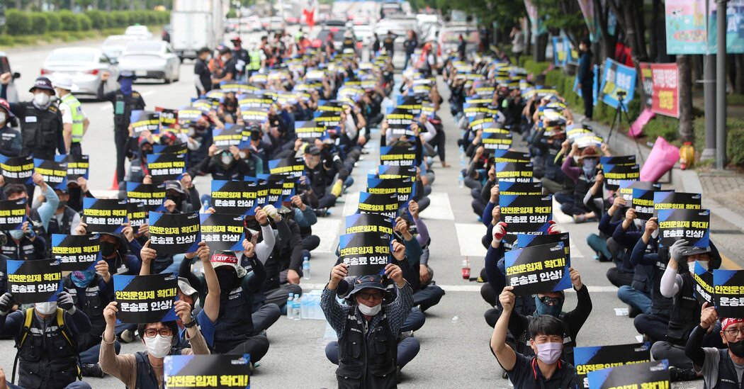 إضراب سائقي الشاحنات في كوريا الجنوبية يضغط على مُنتجي الصلب والسيارات