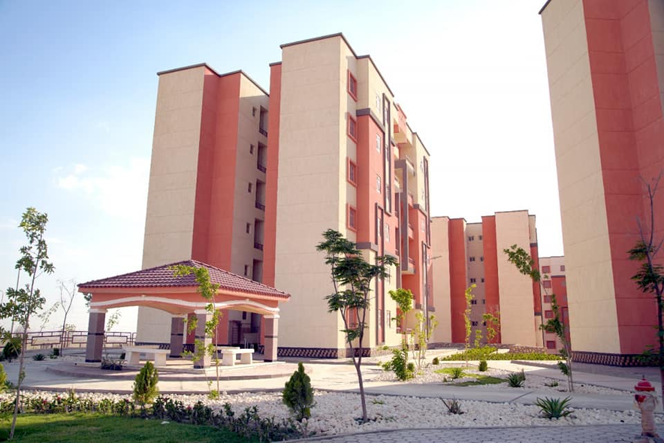 وزير الإسكان يتابع المشروعات الجارى تنفيذها فى "15 مايو"