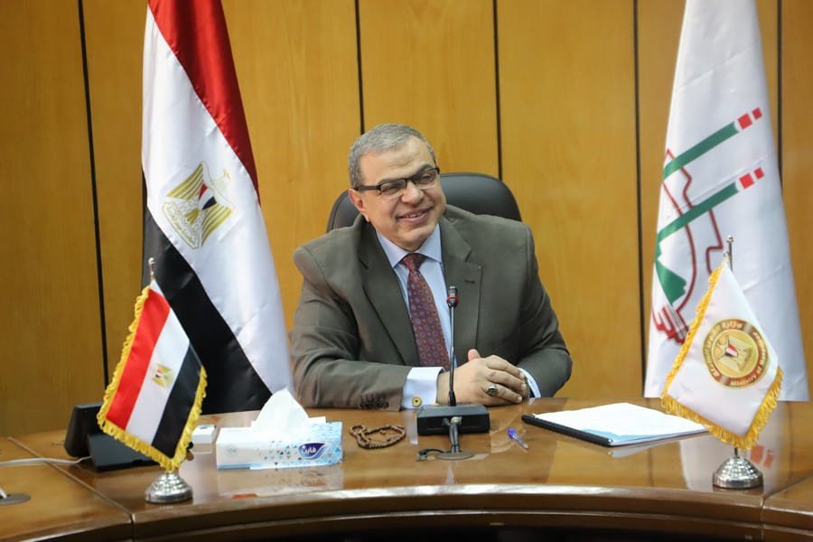 وزير القوى العاملة يسلم 152 وثيقة تأمين للعمالة غير المنتظمة بالقليوبية