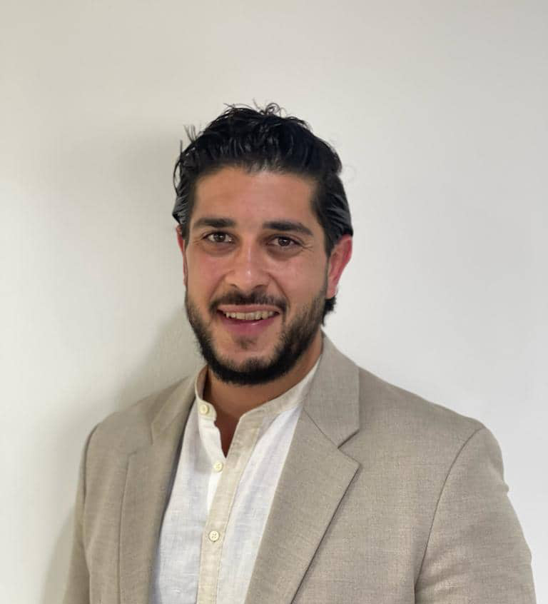 أحمد فاروق المدير الإقليمي لشركة زبونى