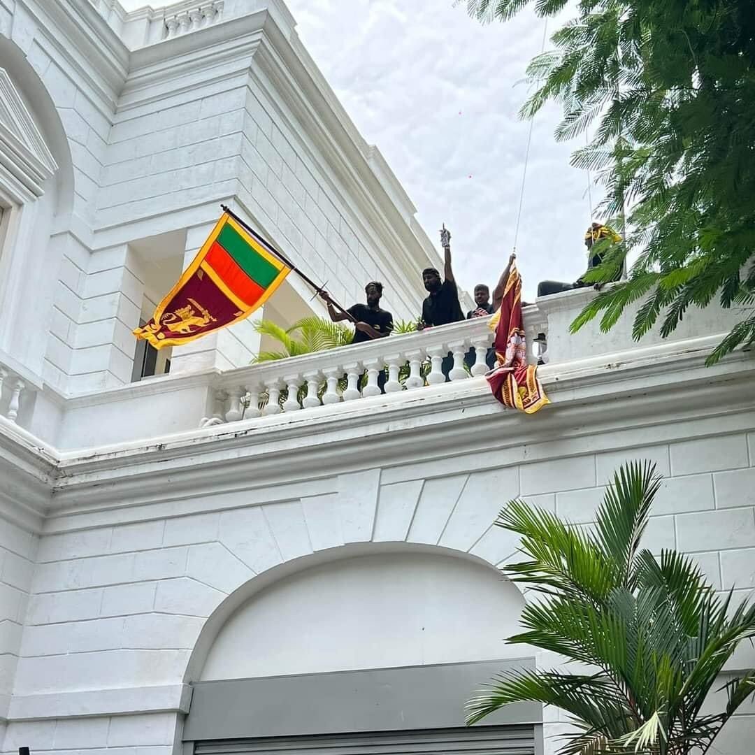 الرئيس السريلانكي يفر من مقره على وقع اقتحام المتظاهرين المجمع الرئاسي