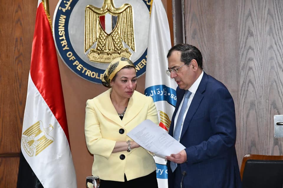 "البترول" و"البيئة" تبحثان تنظيم فعاليات لخفض الكربون خلال مؤتمر المناخ