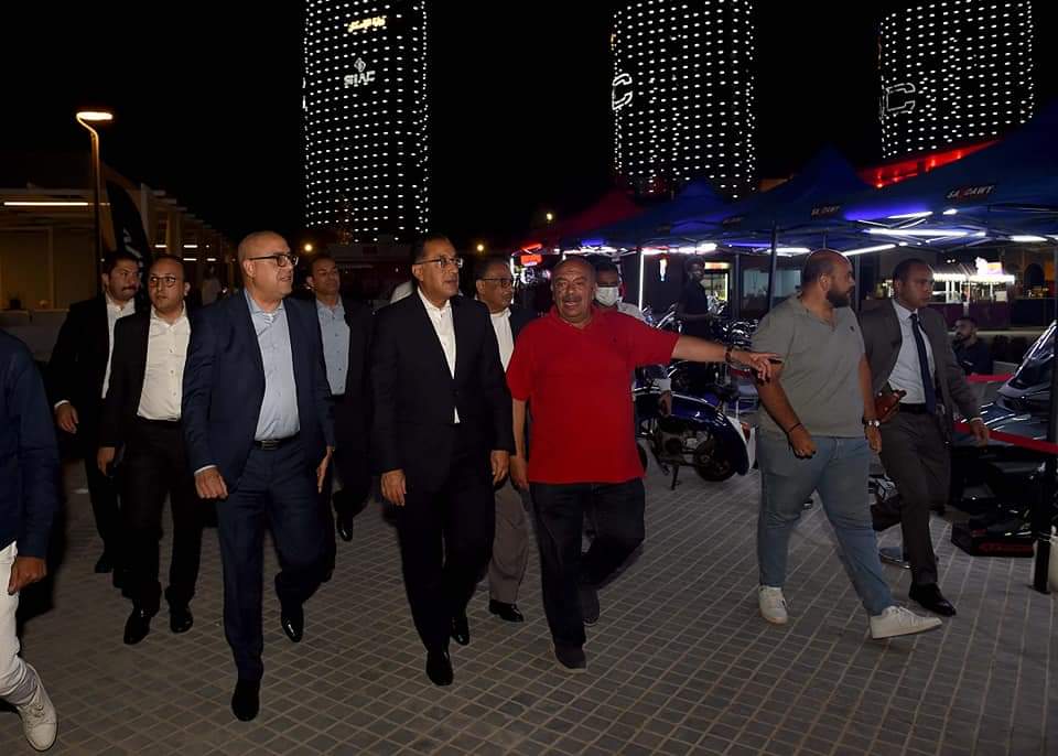 رئيس الوزراء يبدأ جولة تفقدية ليلية بالمنطقة الترفيهية بمدينة العلمين الجديدة