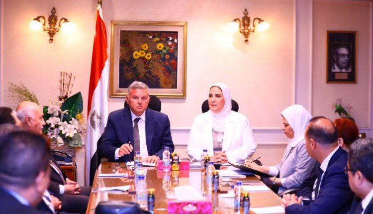 "توفيق" و"القباج" يتابعان إجراءات تحويل مصنع مغلق إلى مجمع ملابس في الفيوم