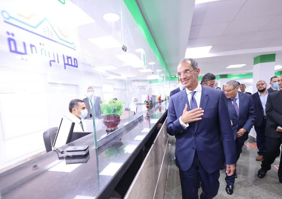 وزير الاتصالات يتفقد أعمال مد كابلات الألياف الضوئية فى المنيا