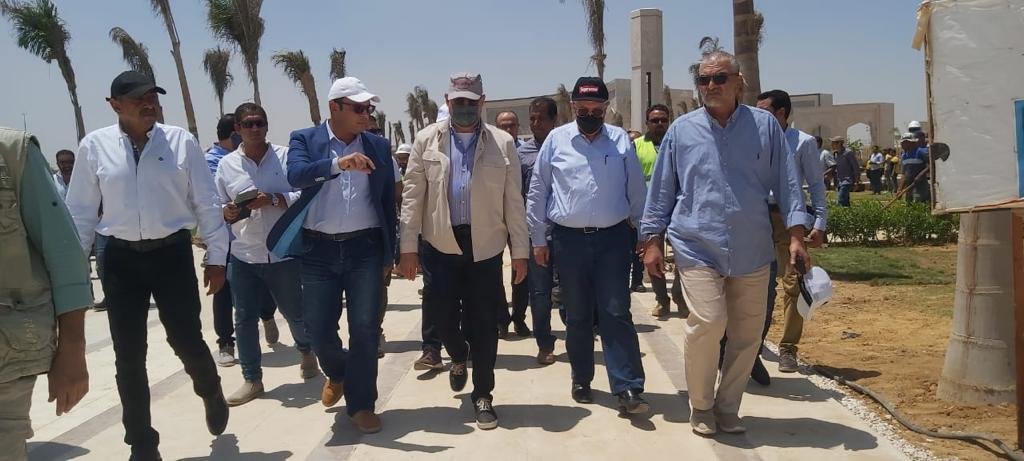 وزير الإسكان يتابع سير العمل بمشروع الحدائق المركزية بالعاصمة الإدارية الجديدة